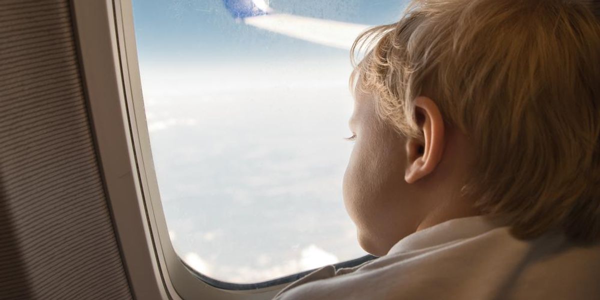 Copil la geamul unui avion