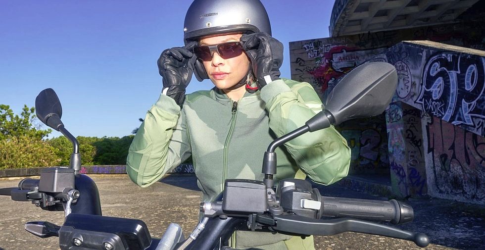 Femeie pe motocicleta