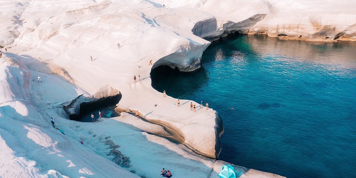 Egy kevésbé ismert görög sziget hófehér sziklákkal