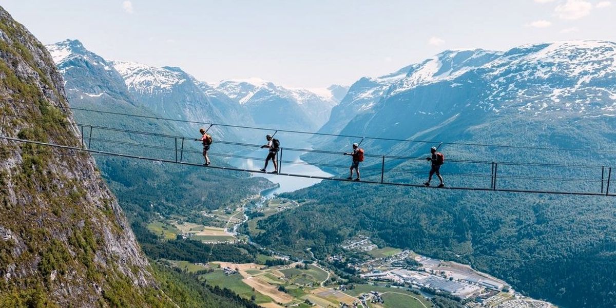 De evitat de cei cu frică de înălțime: o scară de frânghie înfiorătoare este noua atracție a Norvegiei