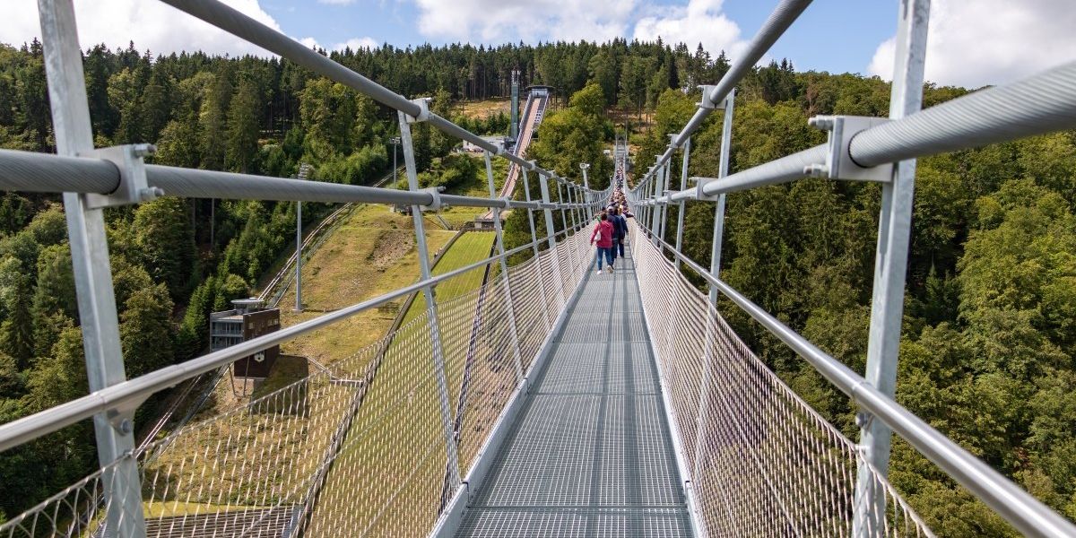 Hétszázan is sétálhatnak egyszerre 100 méter magasan a világ leghosszabb gyalogos függőhídján