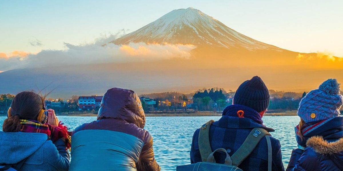 Un orășel de sub Fuji ar utiliza un gard de sârmă pentru a se proteja de turiștii obraznici