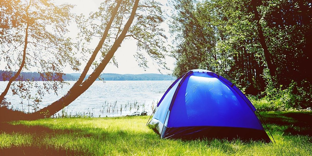Camping pe timpul caniculei? Sfaturi utile pentru a evita insolația în timpul campării