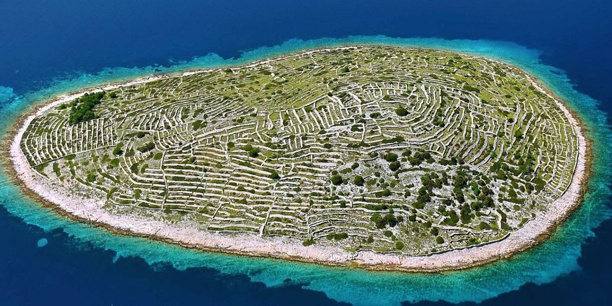 O insulă croată nelocuită arată de sus ca o amprentă digitală