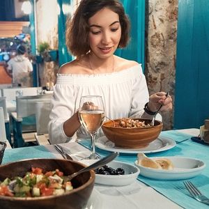 Femeie într-un restaurant grecesc