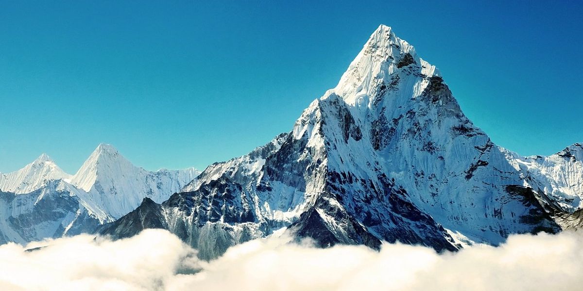 Restricții neașteptate pentru alpiniști pe vârful Everest