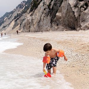 Copil in marea Ionica