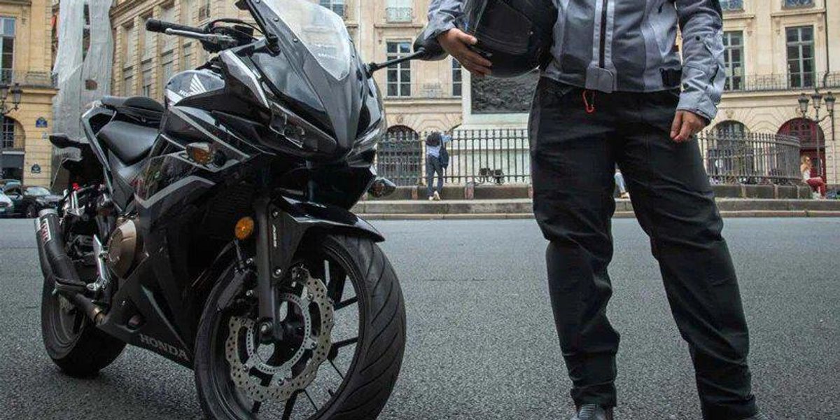 Pantaloni de motociclist cu airbag încorporat