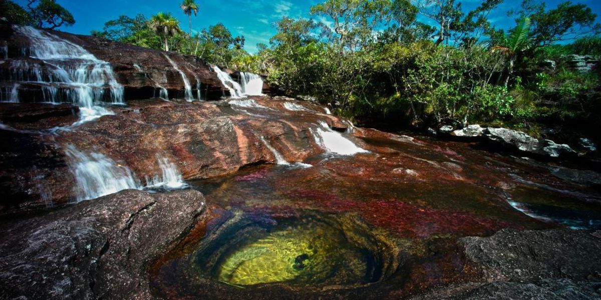 Râul „curcubeu”: comoara naturală uimitoare din regiunea Amazonia