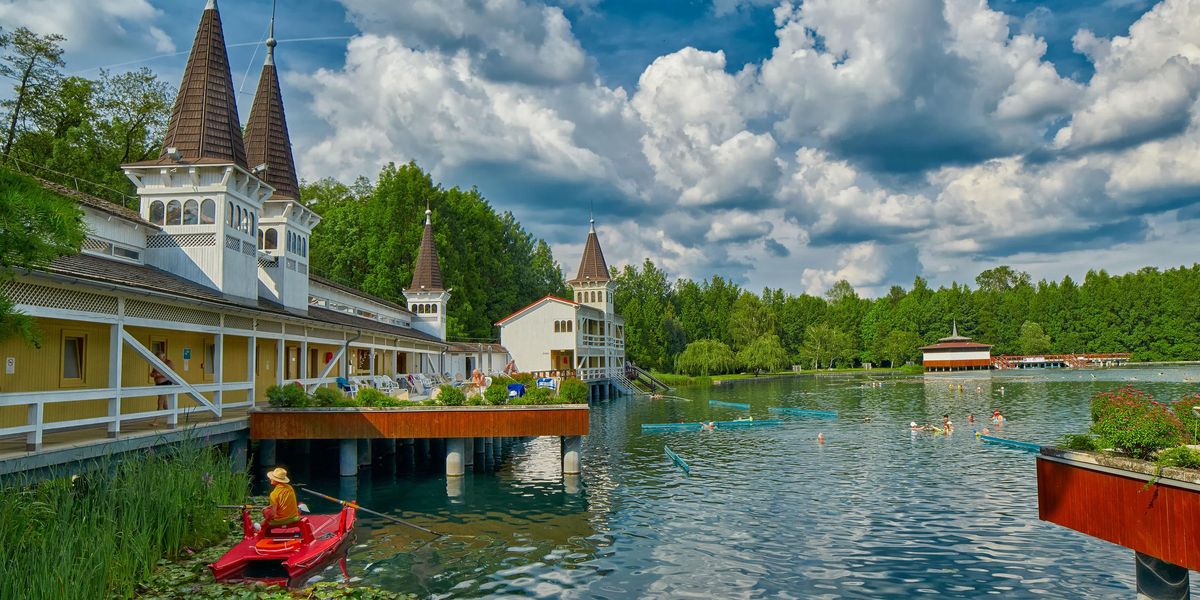 Magyarország egyik legnépszerűbb turisztikai célpontja: a Hévízi-tó