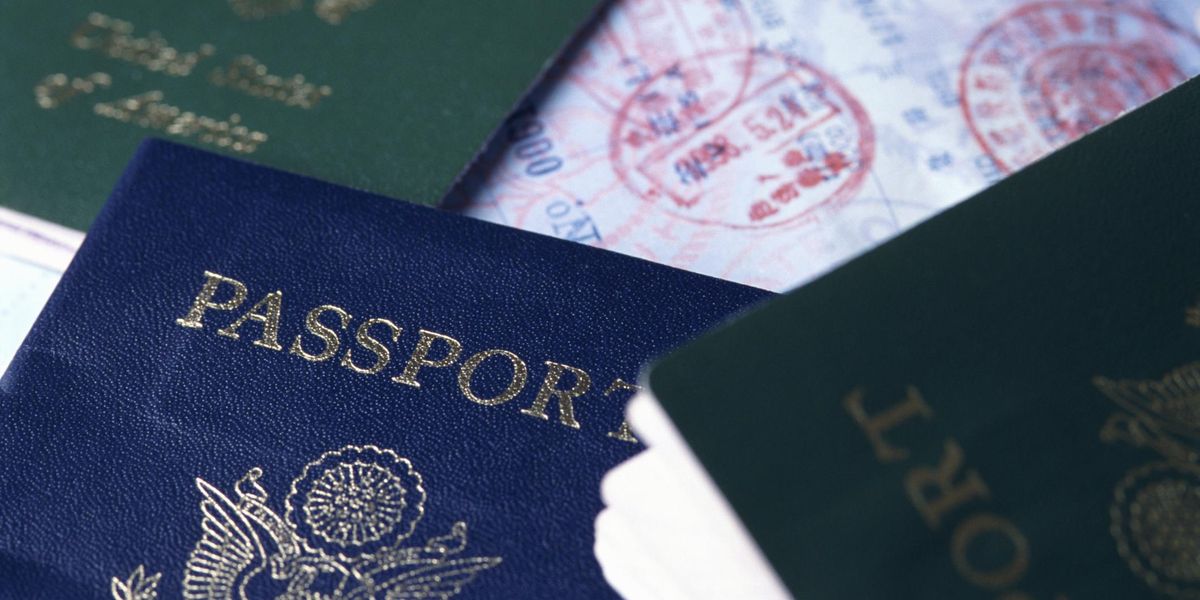Miért más színűek az útlevelek?