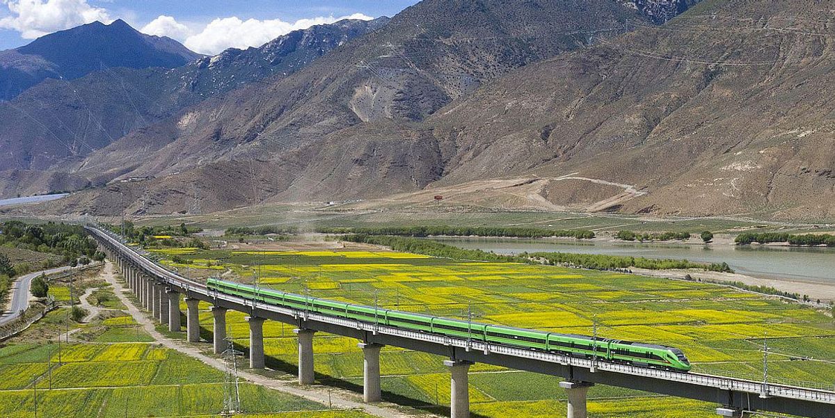 Prima cale ferată de mare viteză din Tibet intră în funcțiune