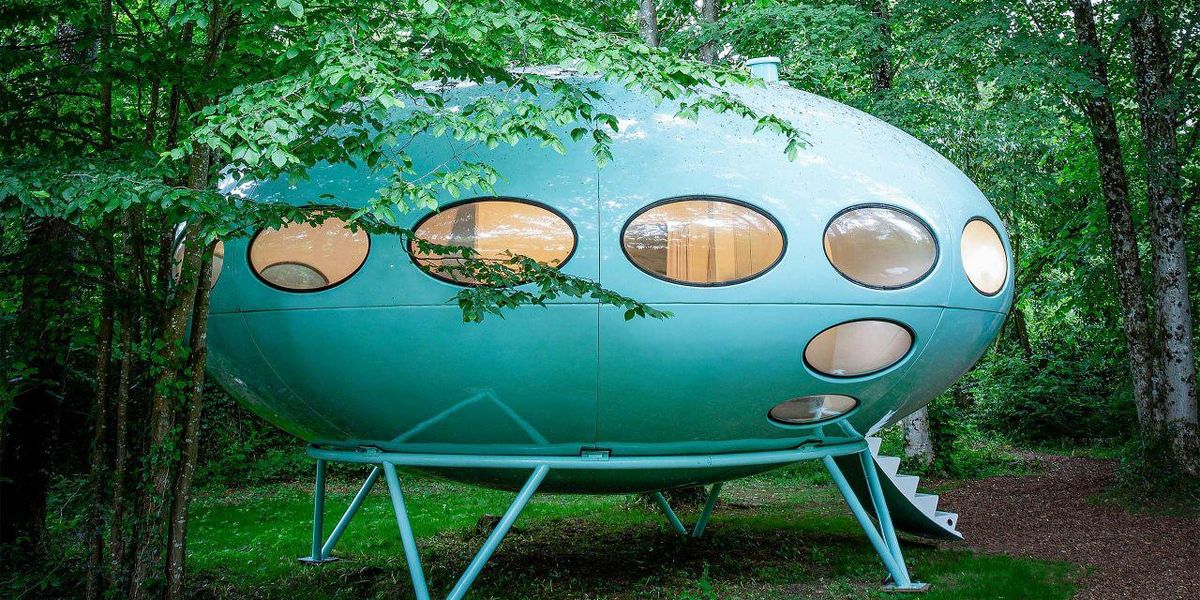 O casă futuristă din anii 1960 tocmai a „aterizat” într-un parc din Anglia