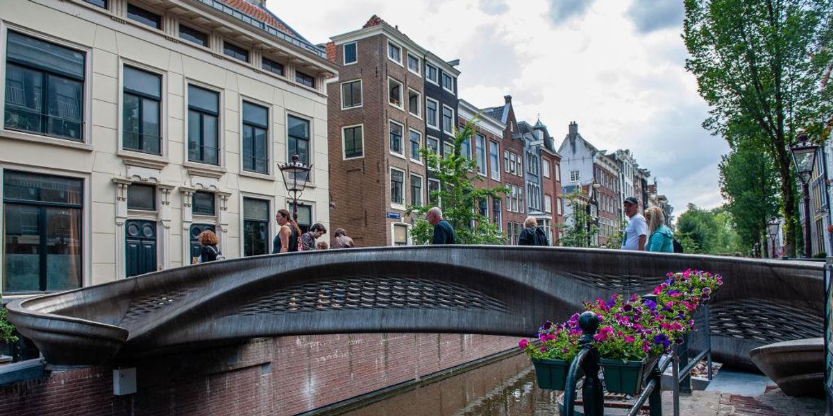 În Amsterdam se găsește primul pod din lume realizat prin imprimare 3D
