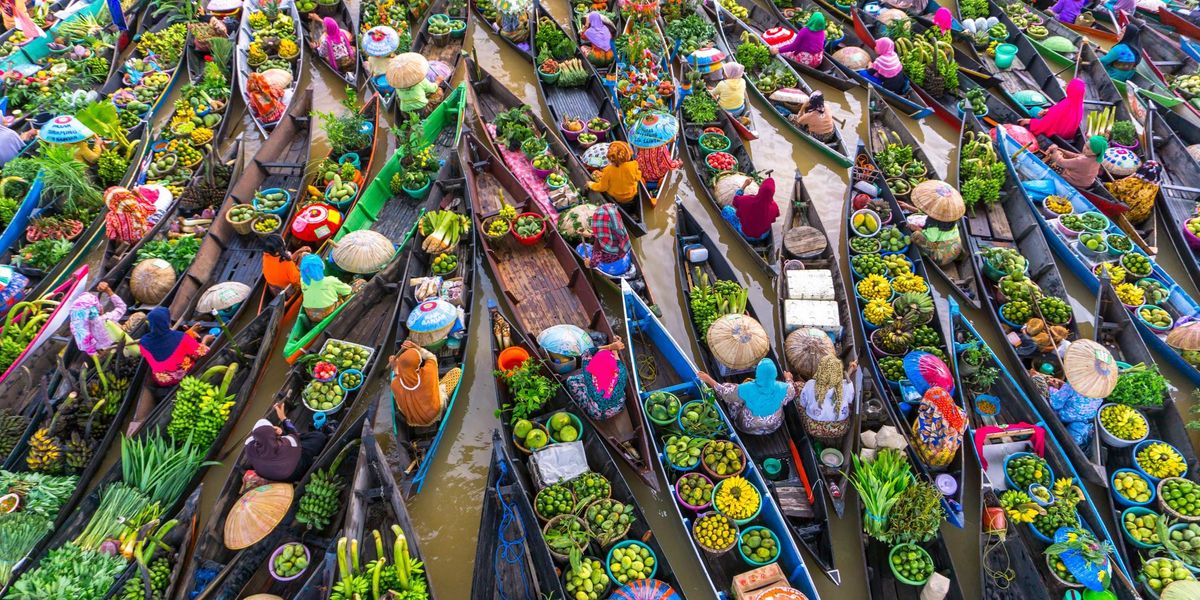 O experiență de neratat: piețele plutitoare din Asia