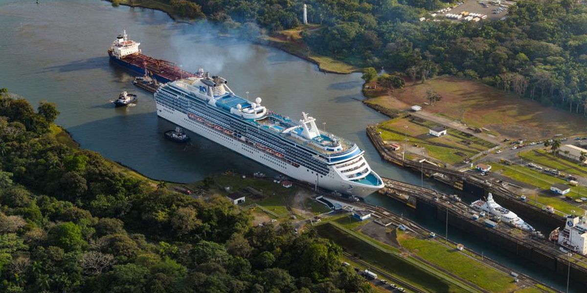 Elképesztő látvány, ahogy az óriáshajók áthaladnak a szűk Panama-csatornán