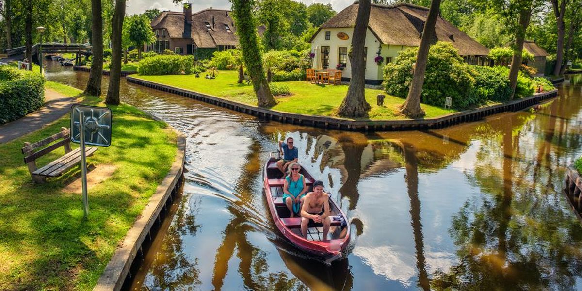 Akik csónakkal járnak a boltba is– a falu, amelyet a holland Velencének is hívnak