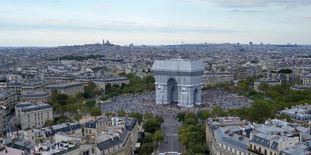 Spectacol artistic la Paris – Arcul de Triumf în argintiu