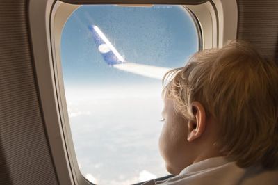 Copil la geamul unui avion