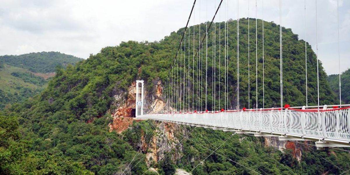 Noul pod cu podea de sticlă din Vietnam este cel mai lung din lume