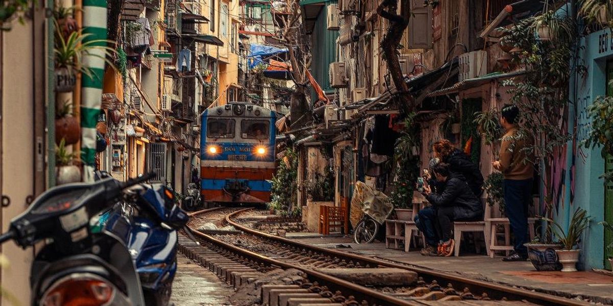 Au fost închise cafenelele de pe celebra „stradă cu trenuri” din Hanoi