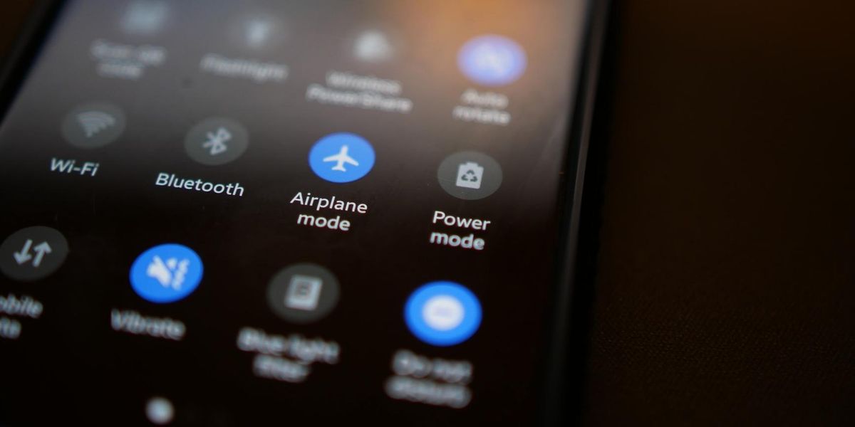 Tényleg fontos minden felszállásnál bekapcsolni az okostelefonon a repülőgép módot?