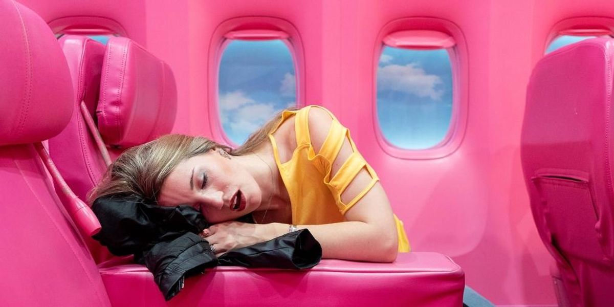 5 sfaturi pentru a adormi mai ușor în avion