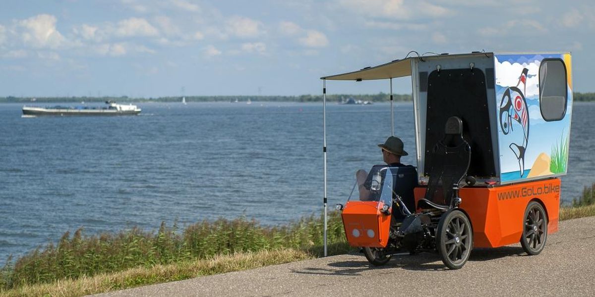 Tricicletă-camper electrică alimentată cu energie solară, pentru cicliștii aventurieri
