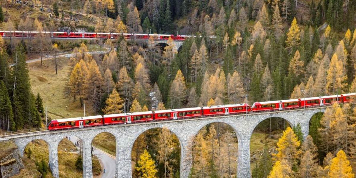 Record mondial: cel mai lung tren de pasageri din lume a străbătut Alpii Elvețieni