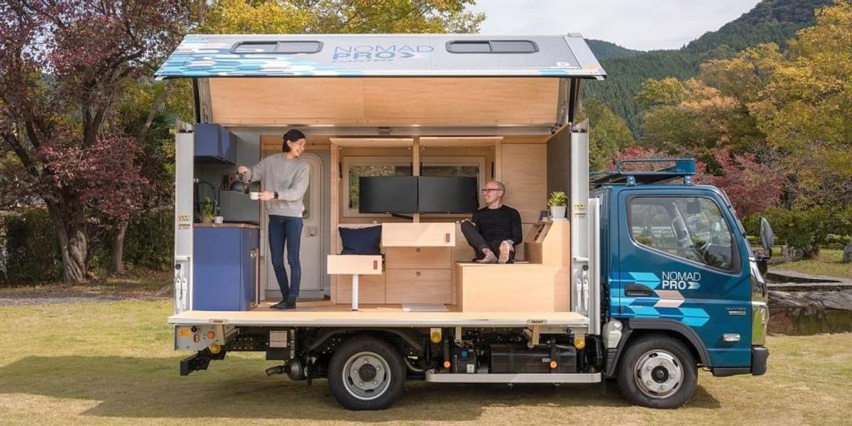 Kívül kisteherautó, belül home office digitális nomádoknak – ez a Fuso Canter NOMADPro!