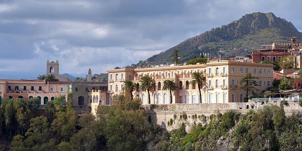 Aruncă o privire la hotelul de lux sicilian cunoscut din serialul The White Lotus! Merită!