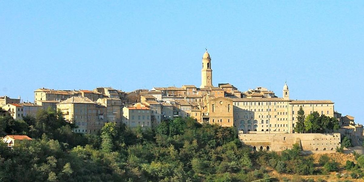 Pentru prețul unui apartament de lux dintr-un hotel, putem închiria un minunat sat italian