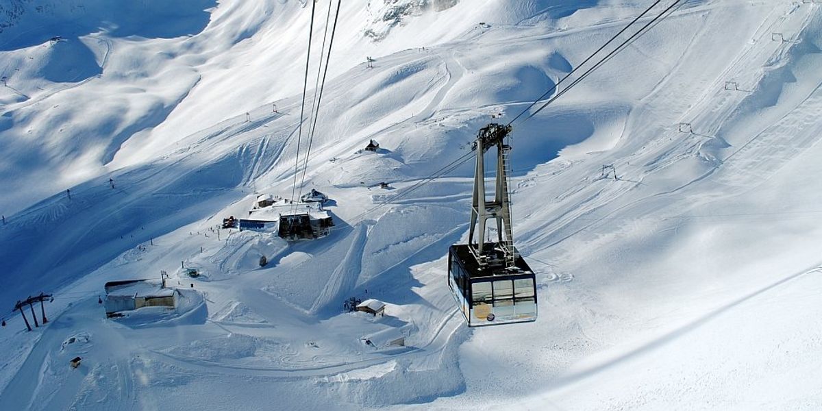 Elképesztő látványt nyújt a világrekorder Zugspitze sífelvonó