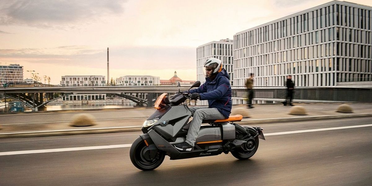 A város elektromos sztárja – az új BMW CE 04 robogó
