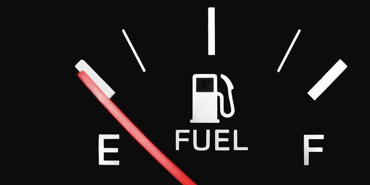 Indicatorul de combustibil semnalizează un nivel scăzut de carburant? Oare cât mai putem conduce?