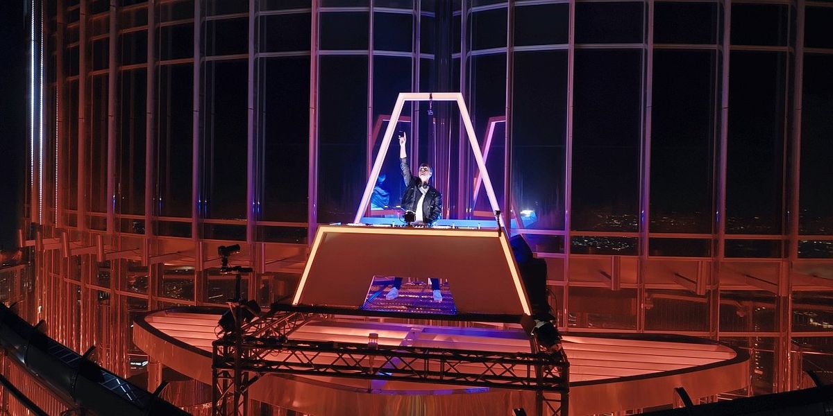 Zenei és vizuális utazás Dubajban – nézd meg Armin van Buuren videóját!