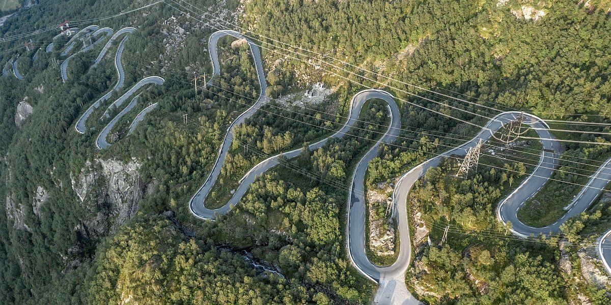 Una dintre cele mai înfricoșătoare serpentine din lume se află în Norvegia – l-ai traversa cu mașina?