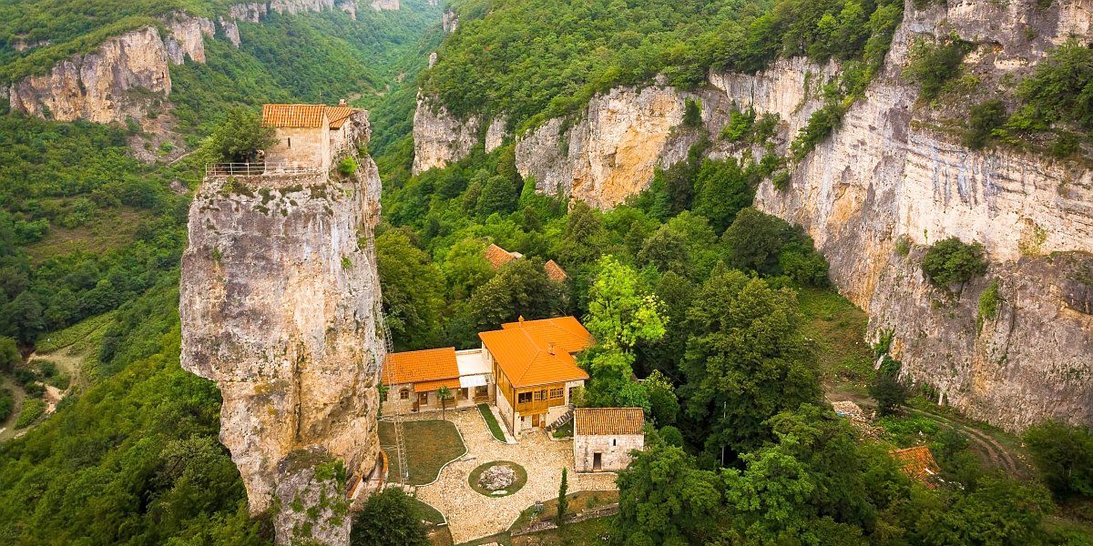 O biserică care se întinde cu adevărat spre cer – iată povestea mănăstirii din vârful stâncii