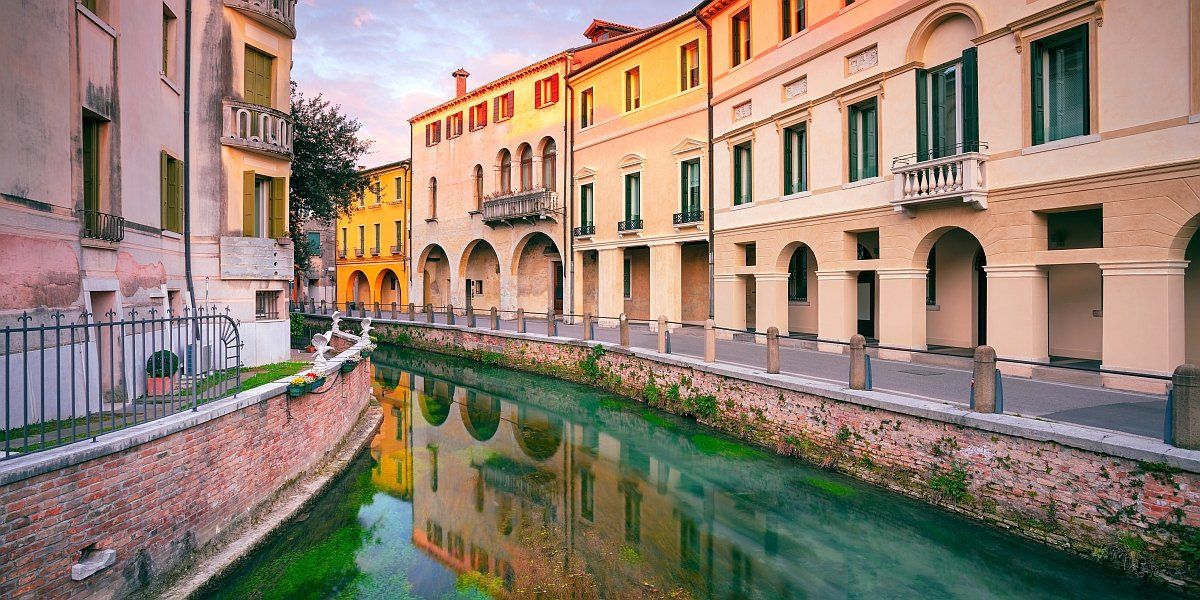 În locul aglomeratei și scumpei Veneții, alege o alternativă la fel de frumoasă: Treviso!