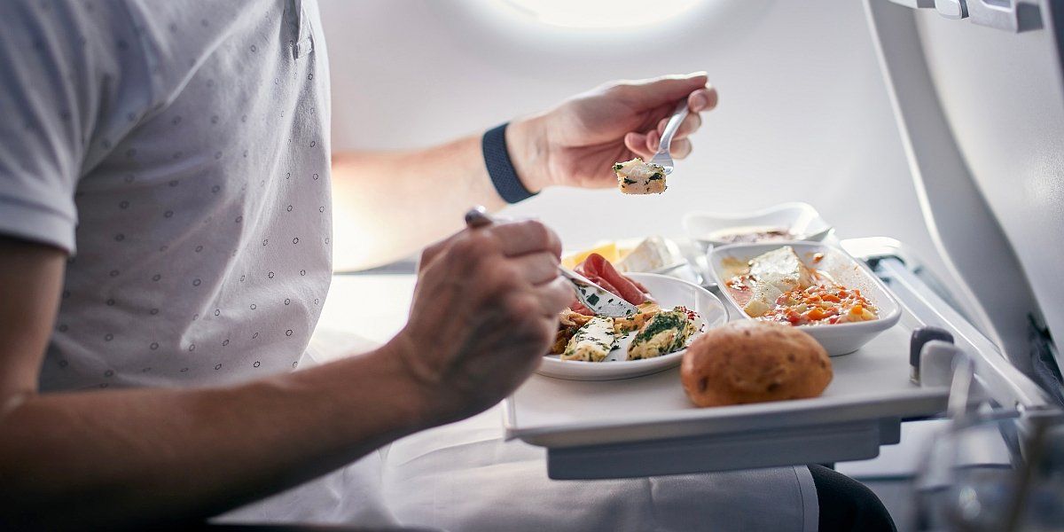 Tudományos magyarázata van annak, miért nem tartjuk ízletesnek a repülőn felszolgált ételt!