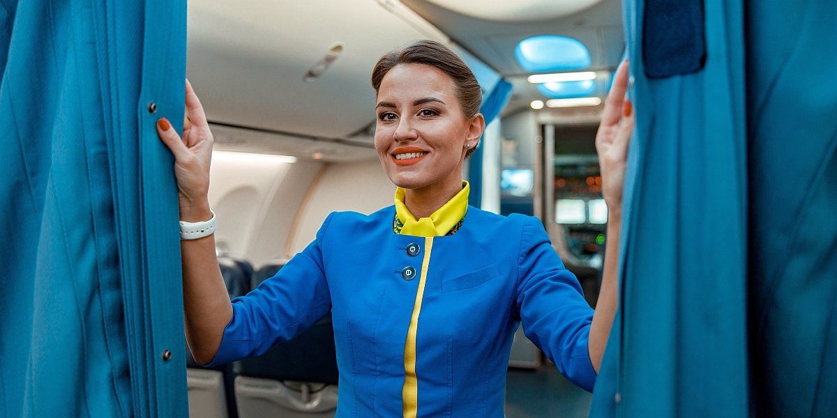 Există două motive importante pentru care însoțitorii de zbor salută pasagerii pe fiecare în parte