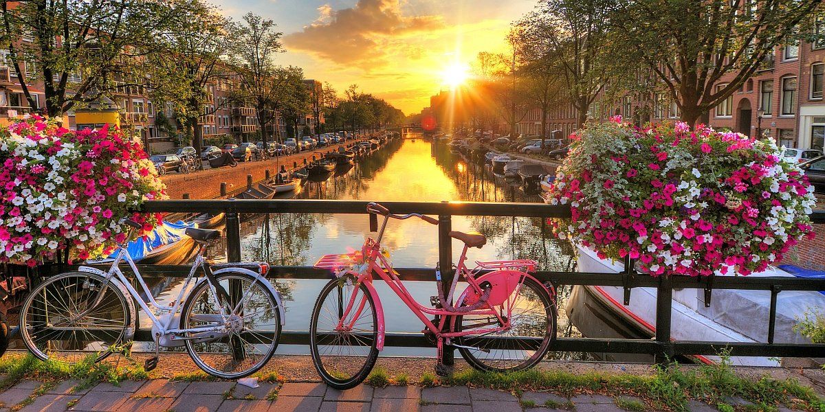 Amsterdam își îndulcește mesajele, dar vrea în continuare să descurajeze vizitatorii turbulenți