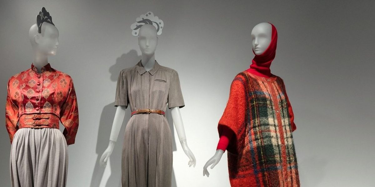 New York vine din nou cu ceva spectaculos: o expoziție dedicată creatoarelor de modă