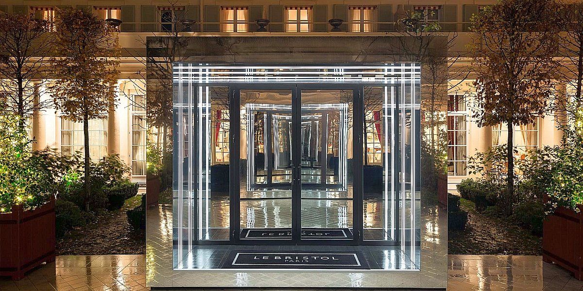 Ez még Párizsban is nagyon exkluzív: pezsgős menüsor egy luxushotelben
