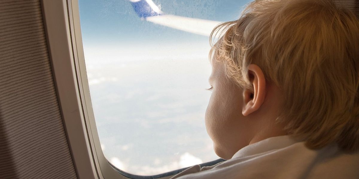 Ce s-a întâmplat cu copilul de 6 ani, care călătorea singur și a fost pus pe un zbor greșit?