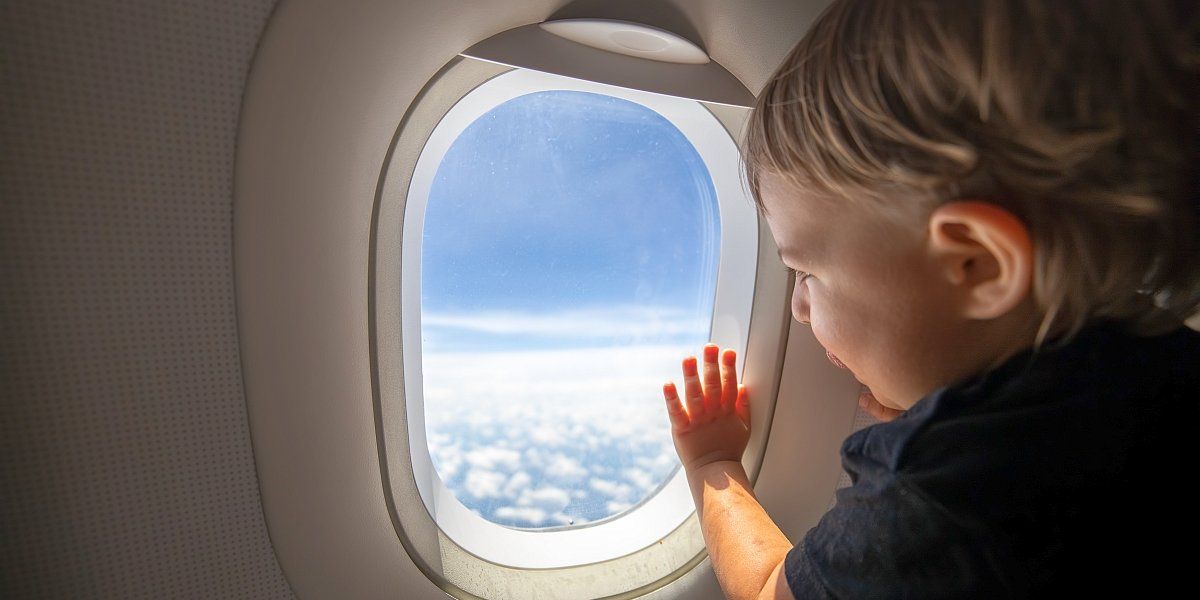 Ellentmondásos reakciókat váltott ki a gyerekét repülés közben lefoglaló anyuka trükkje