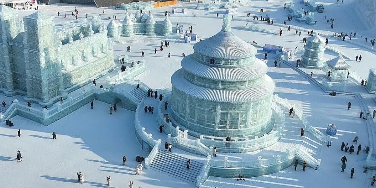 Ești curios unde se află cele mai mari sculpturi de gheață din lume?