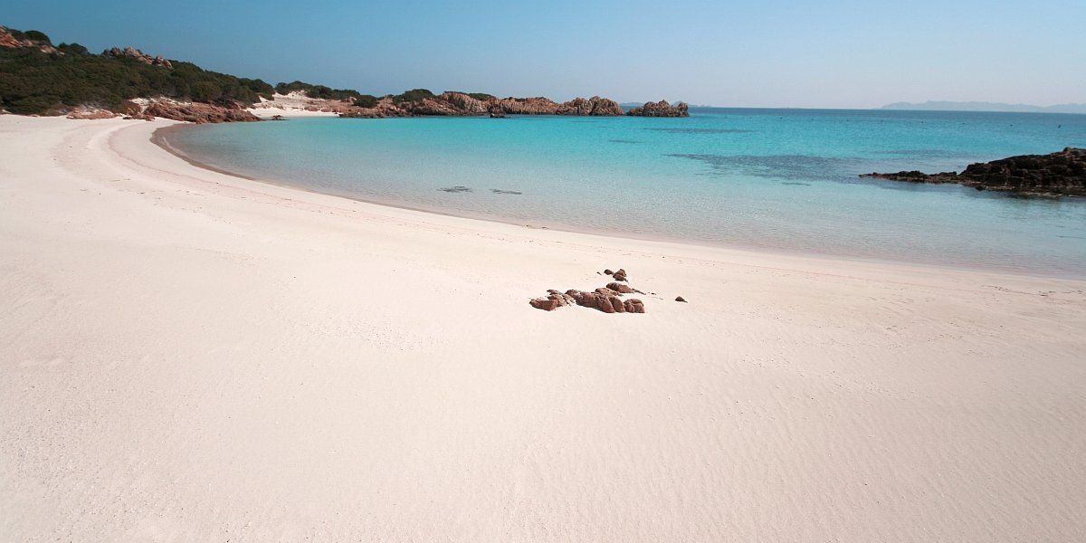Rózsaszín tengerpartok, ahol lopástól is védeni kell a homokot