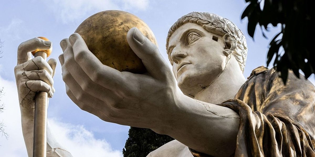 O statuie antică colosală a fost reconstituită la Roma