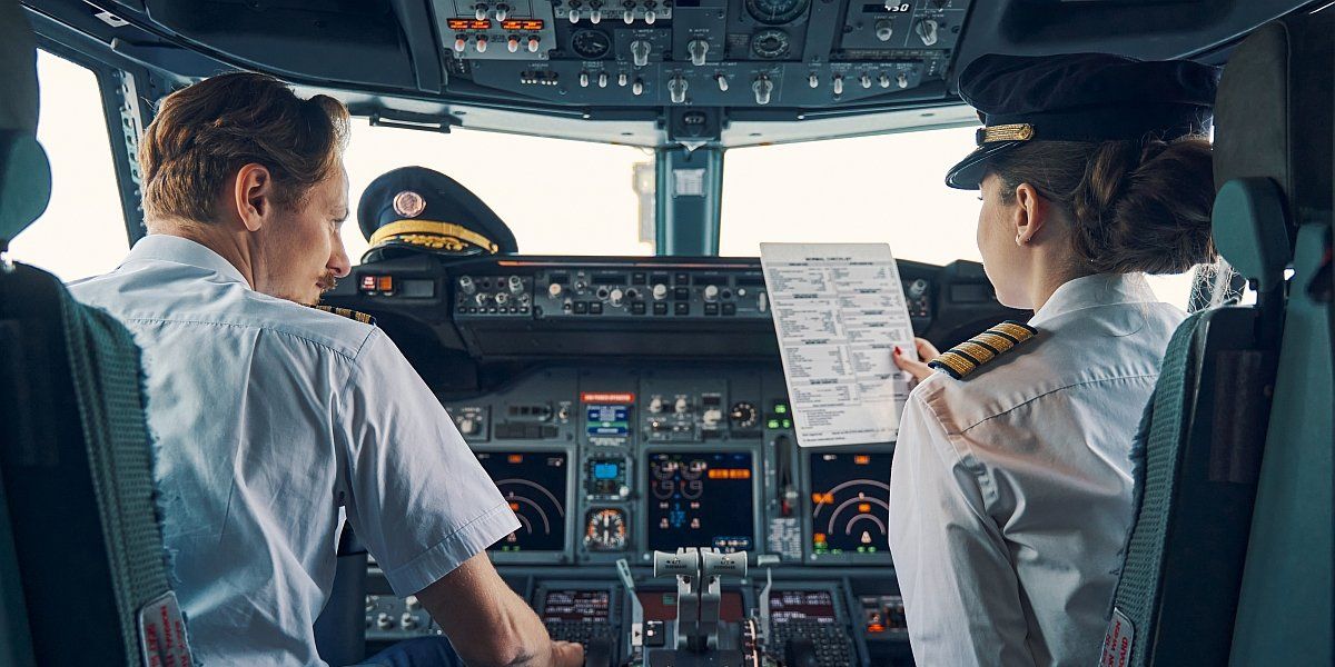 De ce ar fi important ca piloții să reînvețe navigația analogică?